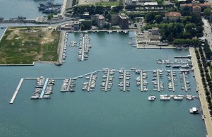 35 x 8.3 Mètre Poste d'amarrage Port Mirabello Port de Plaisance, La Spezia