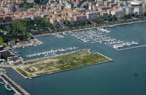 35 x 8.3 Mètre Poste d'amarrage Port Mirabello Port de Plaisance, La Spezia