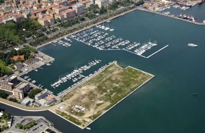 30 x 8 Mètre Poste d'amarrage Port Mirabello Port de Plaisance, La Spezia