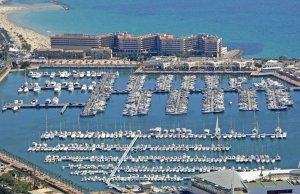 18 x 6.2 Mètre Poste d'amarrage A Vendre Port de Plaisance Alicante