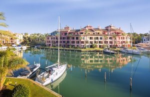 12 x 4.5 Mètre Poste d'amarrage Sotogrande Port de Plaisance A Louer