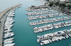 23 x 6 Mètre Poste d'amarrage Port St Laurent du Var Port de Plaisance