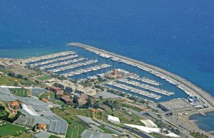 21.5 x 6 Mètre Poste d'amarrage Port de Plaisance Degli Aregai A Vendre