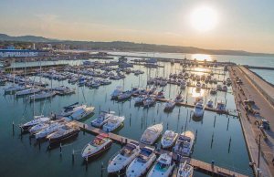 40 x 9 Mètre Poste d'amarrage Port de Plaisance dei Cesari