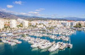 8 x 3 Mètre Poste d'amarrage Estepona Port de Plaisance A Louer