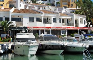 8 x 2.5 Mètre Poste d'amarrage Cabopino Port de Plaisance A Louer