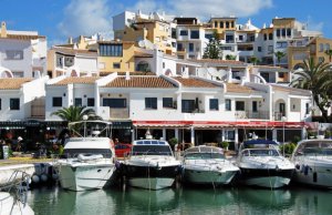 8 x 2.5 Mètre Poste d'amarrage Cabopino Port de Plaisance A Louer