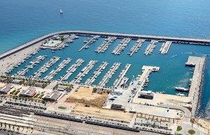 30 x 8 Mètre Poste d'amarrage Vilanova Grand I La Geltru Port de Plaisance A Louer