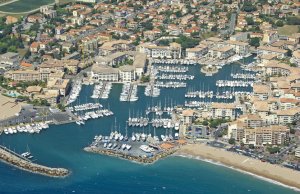 40 x 9 Mètre Poste d'amarrage Port De Frejus Port de Plaisance A Vendre