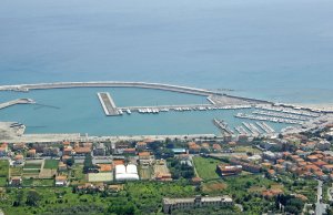 8 x 3 Mètre Poste d'amarrage Port de Plaisance Di Loano A Vendre