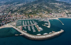 8 x 3 Mètre Poste d'amarrage Port de Plaisance Di Loano A Vendre