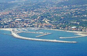 8 x 3 Mètre Poste d'amarrage Port de Plaisance Di Loano A Vendre