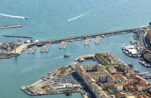 25 x 10 Mètre Poste d'amarrage Sete Superyacht Port de Plaisance A Vendre