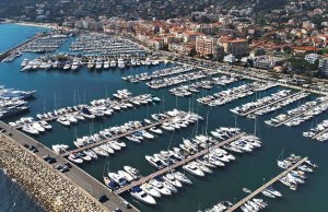 8 x 3 Mètre Poste d'amarrage Port Camille Rayon Port de Plaisance A Vendre