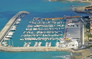 24 x 6.5 Mètre Poste d'amarrage Port de Plaisance Cala de' Medici A Vendre