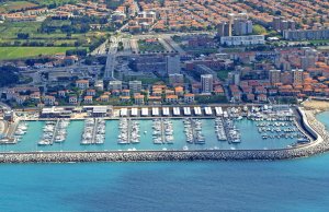 24 x 6.5 Mètre Poste d'amarrage Port de Plaisance Cala de' Medici A Vendre