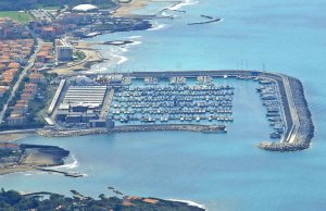 24 x 6.5 Mètre Poste d'amarrage Port de Plaisance Cala de' Medici A Vendre