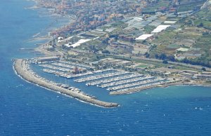 24 x 6.2 Mètre Poste d'amarrage Port de Plaisance Degli Aregai A Vendre