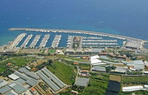 31 x 7 Mètre Poste d'amarrage Port de Plaisance Degli Aregai A Vendre