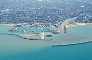 30 x 7.5 Mètre Poste d'amarrage Port de Plaisance di Pescara