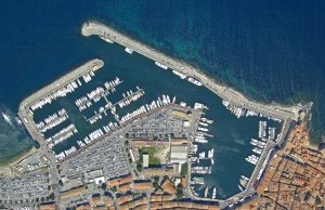 28 X 7 Mètre Poste d'amarrage Saint Tropez Port de Plaisance A Vendre