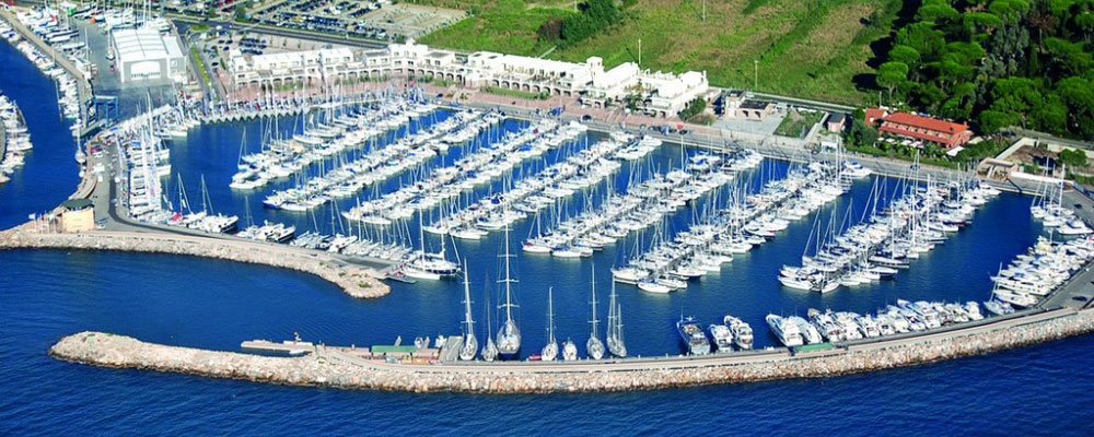 Port de plaisance di Scarlino - Postes d'amarrage / Amarres