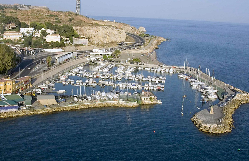 Club Nautico El Candado Port de plaisance - Postes d'amarrage / Amarres