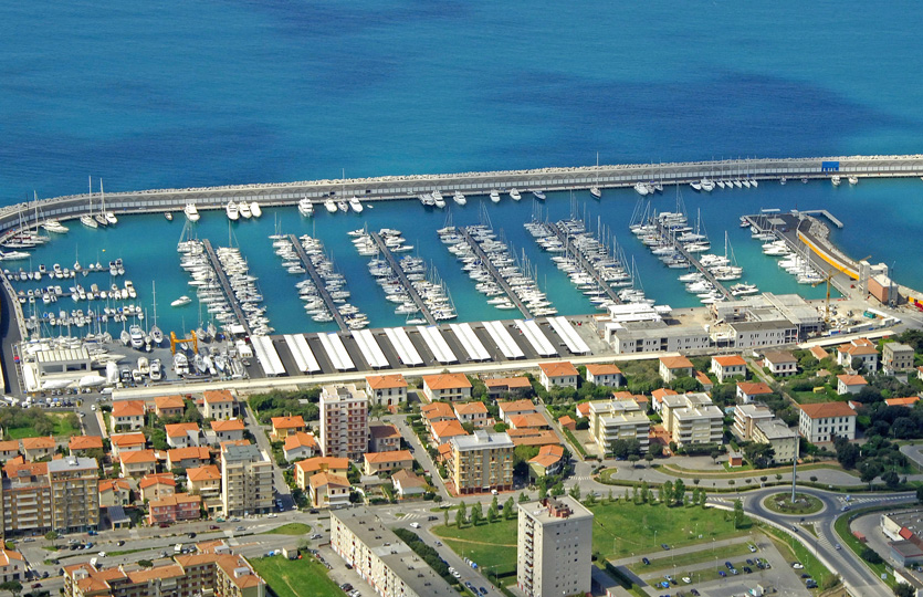 Port de plaisance Cala de' Medici - Postes d'amarrage / Amarres