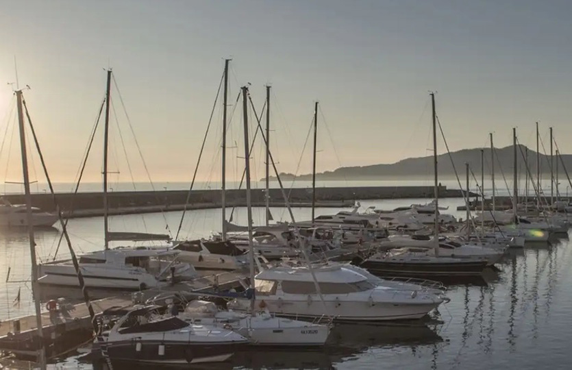 Port de plaisance Di Chiavari Calata Ovest - Postes d'amarrage / Amarres